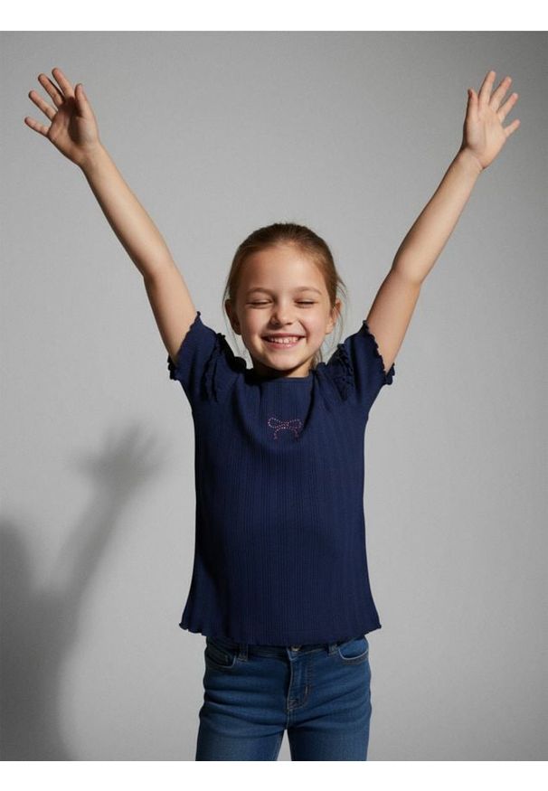 Sinsay - Koszulka z prążkowanej dzianiny zdobiona falbanami - granatowy. Kolor: niebieski. Materiał: dzianina, prążkowany. Wzór: aplikacja
