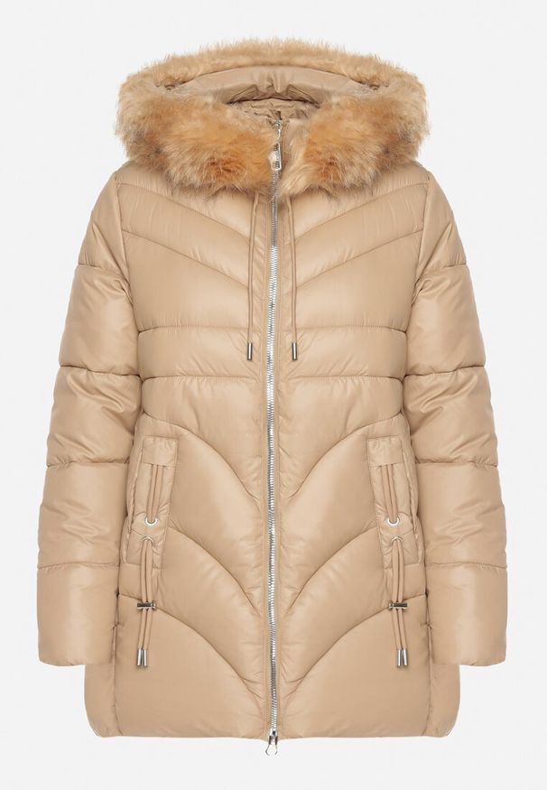 Born2be - Beżowa Pikowana Kurtka o Trapezowym Kroju z Kapturem i Odpinanym Futerkiem Deolaine. Okazja: na co dzień. Typ kołnierza: kaptur. Kolor: beżowy. Materiał: futro. Długość rękawa: długi rękaw. Długość: długie. Styl: casual, elegancki