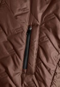 Born2be - Brązowa Przejściolwa Pikowana Kurtka z Odpinanym Kapturem Nevistta. Okazja: na spacer, na co dzień, do pracy. Kolekcja: plus size. Kolor: brązowy. Materiał: poliester, jeans. Styl: casual, elegancki #3