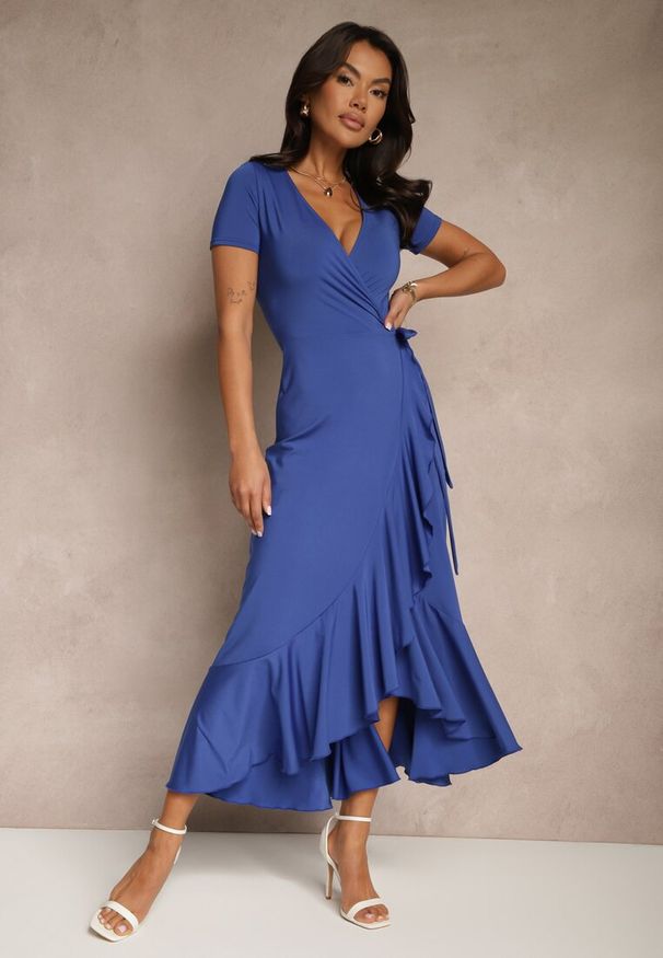 Renee - Niebieska Sukienka o Kopertowym Fasonie z Falbankami Zleffia. Okazja: na imprezę, na co dzień. Typ kołnierza: kołnierz z falbankami. Kolor: niebieski. Długość rękawa: krótki rękaw. Sezon: lato. Typ sukienki: kopertowe. Styl: casual, elegancki