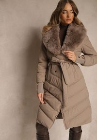 Renee - Ciemnobeżowa Pikowana Kurtka o Eleganckim Kroju z Futerkiem i Wiązanym Paskiem Galinessa. Kolor: beżowy. Materiał: futro. Sezon: zima. Styl: elegancki