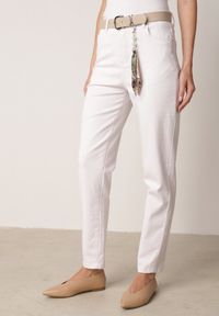 Born2be - Białe Bawełniano-Wiskozowe Jeansy Mom Fit z Dodatkowym Paskiem Papheilise. Okazja: na co dzień, na spotkanie biznesowe, do pracy. Kolor: biały. Styl: casual, biznesowy, elegancki, klasyczny #8