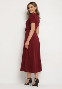 Born2be - Bordowa Rozkloszowana Sukienka Ozdobiona Paskiem Desianna. Okazja: na co dzień. Kolor: czerwony. Wzór: aplikacja. Styl: klasyczny, casual, elegancki #4
