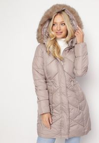 Born2be - Beżowa Pikowana Kurtka Płaszcz z Troczkiem w Talii o Wydłużonym Fasonie z Kapturem i Futerkiem Lieissas. Okazja: na co dzień. Typ kołnierza: kaptur. Kolor: beżowy. Materiał: futro. Długość: długie. Styl: casual, elegancki #2