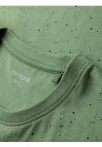 Ombre Clothing - Męski bawełniany t-shirt z nadrukiem i okrągłym dekoltem – zielony V4 - Rozmiar: L. Okazja: na co dzień. Kolor: zielony. Materiał: bawełna. Długość rękawa: krótki rękaw. Długość: krótkie. Wzór: nadruk. Sezon: wiosna, lato. Styl: casual, elegancki