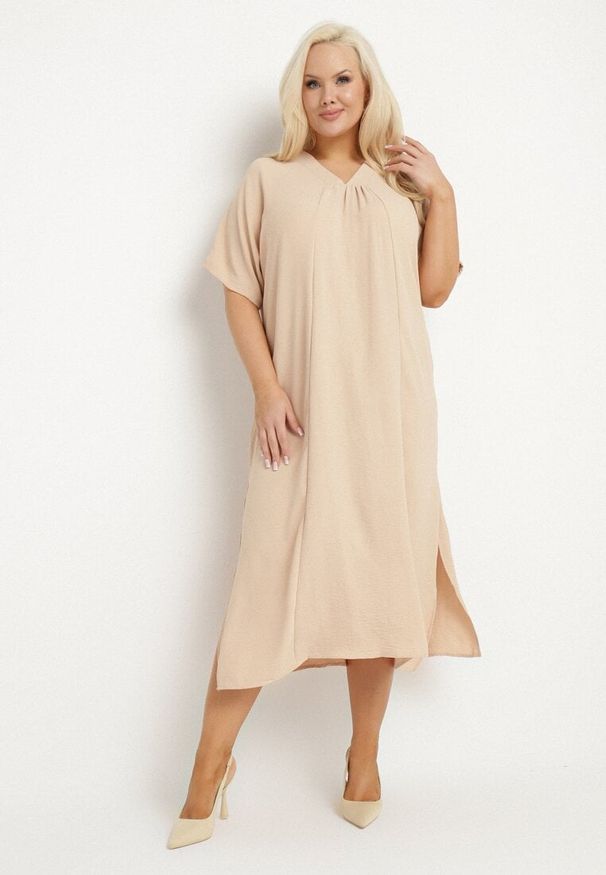 Born2be - Beżowa Sukienka z Bawełną o Pudełkowym Kroju z Ozdobnym Marszczeniem Telisea. Okazja: na co dzień. Kolor: beżowy. Materiał: bawełna. Sezon: lato. Typ sukienki: proste. Styl: casual, klasyczny