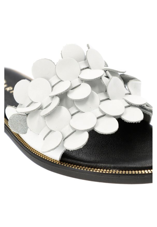 Białe Klapki Armodo Modne Obuwie Damskie. Okazja: na co dzień. Kolor: biały. Materiał: skóra, materiał. Wzór: aplikacja. Obcas: na płaskiej podeszwie. Styl: casual, elegancki