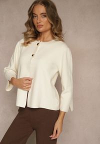 Renee - Jasnobeżowy Elegancki Kardigan o Trapezowym Fasonie Zapinany na Dwa Guziki Unalia. Typ kołnierza: golf. Kolor: beżowy. Długość: krótkie. Styl: elegancki #3