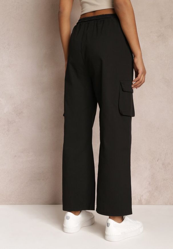 Renee - Czarne Spodnie Cargo z Szerokimi Nogawkami i Gumką w Talii Zael. Okazja: na co dzień. Kolor: czarny. Wzór: aplikacja. Styl: casual