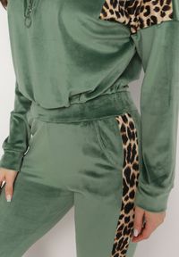 Born2be - Zielony Welurowy Komplet Dresowy Krótka Bluza i Spodnie z Wstawkami w Cętki Kilima. Kolor: zielony. Materiał: dresówka, welur. Wzór: aplikacja #6