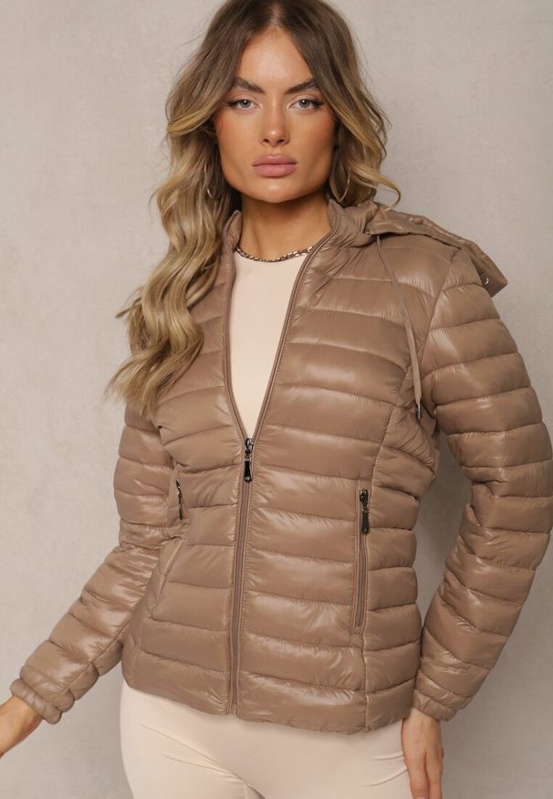 Renee - Ciemnobeżowa Pikowana Kurtka z Odpinanym Kapturem Telianna. Kolor: beżowy. Styl: elegancki
