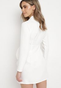 Born2be - Biała Marynarkowa Sukienka Mini z Kopertową Górą Nivrade. Kolor: biały. Typ sukienki: kopertowe. Długość: mini #7