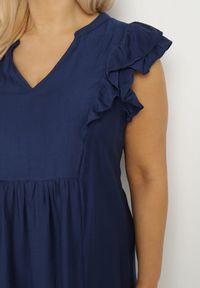 Born2be - Niebieska Sukienka Pudełkowa z Bawełną i Trójkątnym Dekoltem Ozdobiona Falbankami Vikirva. Okazja: na randkę, na co dzień. Typ kołnierza: kołnierz z falbankami. Kolekcja: plus size. Kolor: niebieski. Wzór: aplikacja. Typ sukienki: proste, dla puszystych. Materiał: bawełna. Długość rękawa: długi rękaw. Styl: elegancki, casual, klasyczny #5