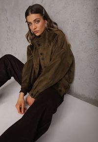 Renee - Ciemnobeżowa Kurtka Bomber Jacket Ozdobiona Guzikami Quilimi. Okazja: na co dzień. Kolor: zielony. Wzór: aplikacja. Styl: casual, elegancki #1