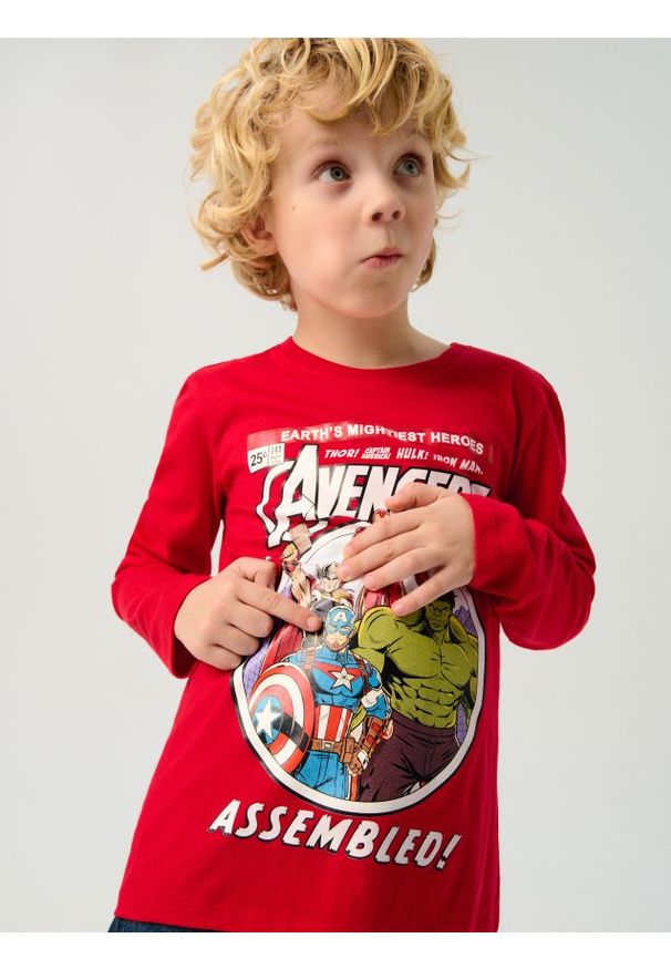 Sinsay - Bawełniana koszulka z nadrukiem Avengers - czerwony. Kolor: czerwony. Materiał: bawełna. Wzór: motyw z bajki, nadruk