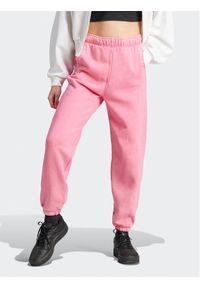 Adidas - adidas Spodnie dresowe ALL SZN Fleece Washed IK4257 Różowy Loose Fit. Kolor: różowy. Materiał: bawełna