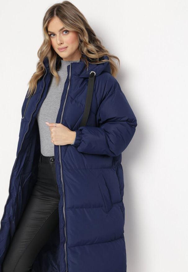 Born2be - Granatowa Długa Kurtka Pikowana Płaszcz na Zamek z Kapturem Lesea. Okazja: na co dzień. Typ kołnierza: kaptur. Kolor: niebieski. Materiał: dzianina, jeans. Długość: długie. Styl: casual, elegancki