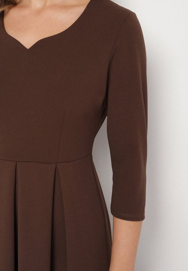 Born2be - Brązowa Rozkloszowana Sukienka z Rękawem 3/4 Nomiel. Typ kołnierza: dekolt w kształcie V. Kolor: brązowy. Typ sukienki: rozkloszowane. Styl: klasyczny, elegancki