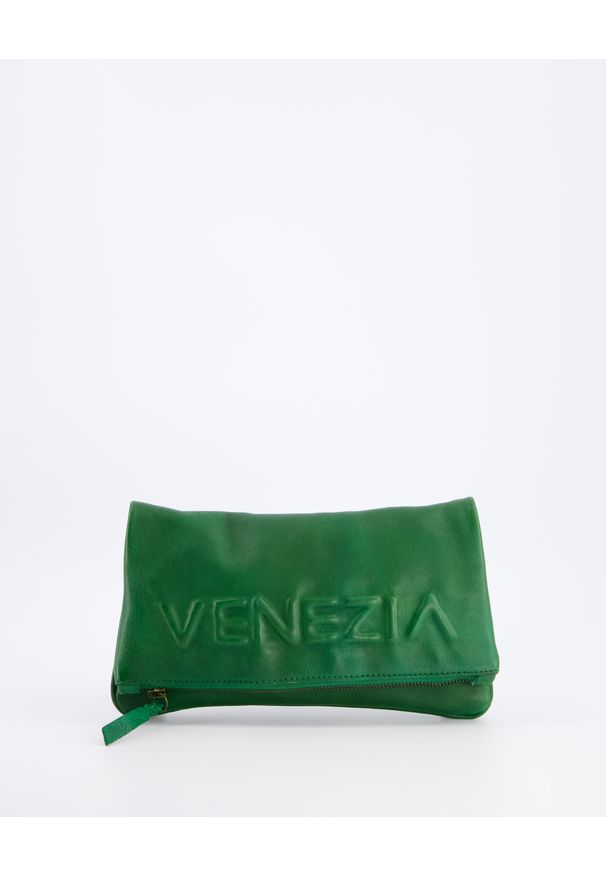 Venezia - ZIELONA TOREBKA Z BRELOKIEM PLE073 GREEN. Kolor: zielony. Dodatki: z breloczkiem. Materiał: skórzane