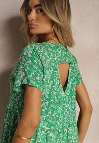 Renee - Zielona Sukienka na Lato z Wiskozy w Geometryczny Print Yenivia. Typ kołnierza: dekolt w kształcie V. Kolor: zielony. Materiał: wiskoza. Wzór: geometria, nadruk. Sezon: lato. Styl: elegancki #5