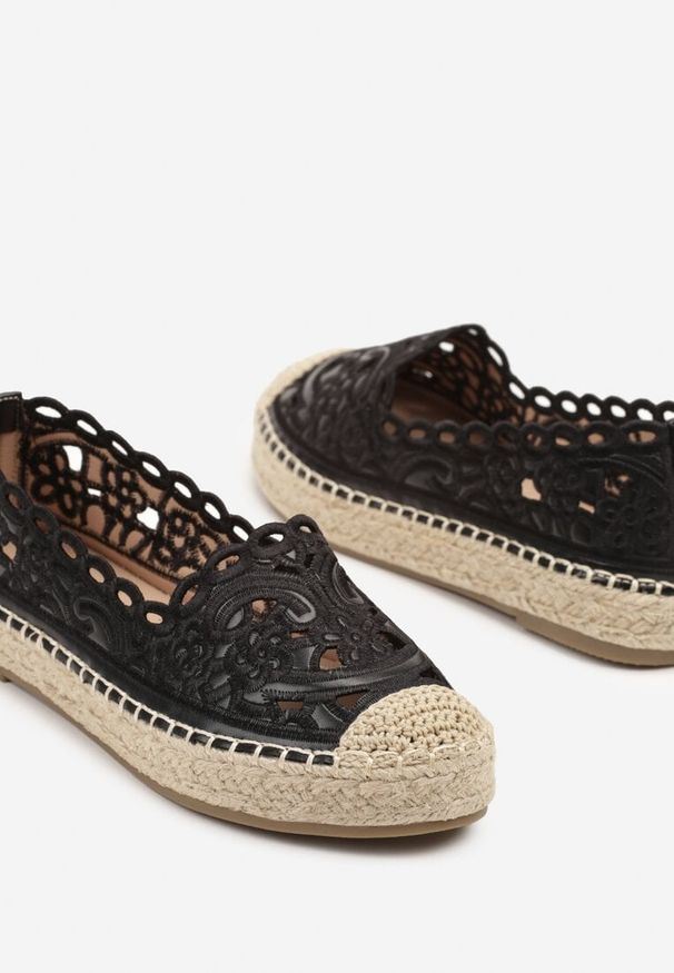 Born2be - Czarne Espadryle z Plecionką i Ażurowymi Wycięciami z Koronką Janiriss. Okazja: na co dzień, na spacer. Kolor: czarny. Materiał: koronka. Wzór: ażurowy, koronka. Styl: casual, elegancki