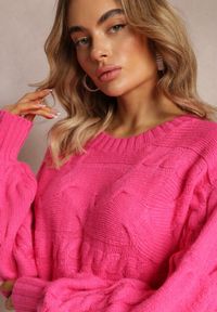 Renee - Fuksjowy Długi Sweter Oversize z Wypukłym Splotem All Over Somet. Kolor: różowy. Długość: długie. Wzór: ze splotem. Styl: elegancki