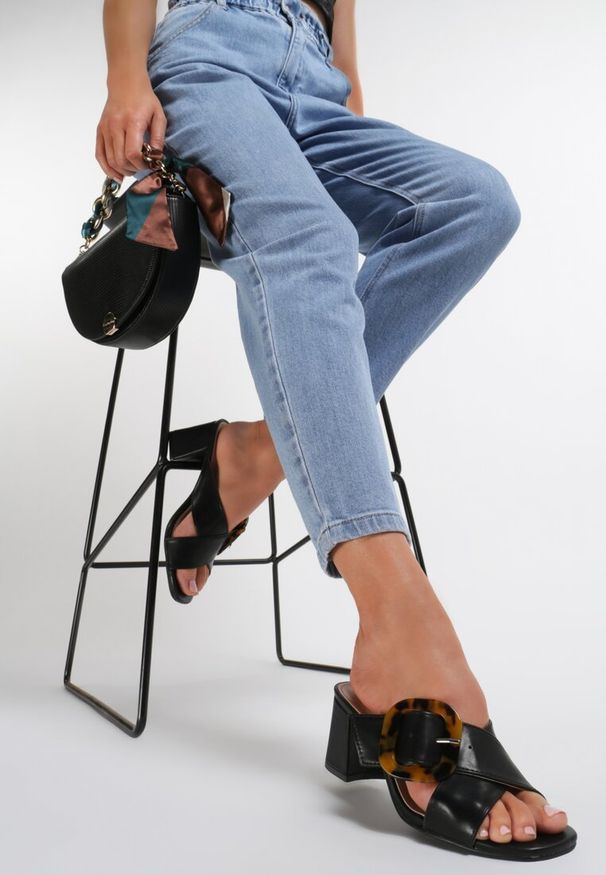 Renee - Czarne Klapki Lorexie. Nosek buta: otwarty. Kolor: czarny. Materiał: jeans. Wzór: geometria, aplikacja. Obcas: na słupku