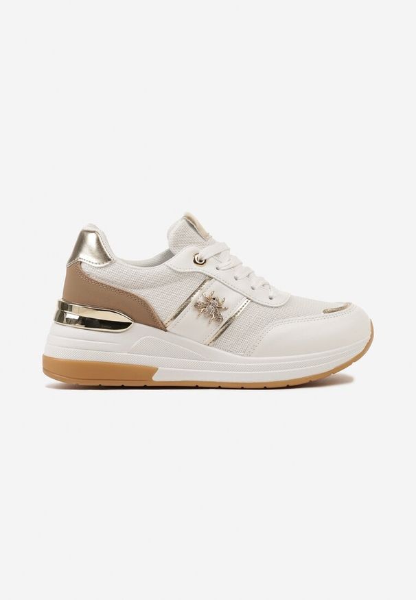 Born2be - Biało-Złote Sneakersy za Kostkę z Ekoskóry na Koturnie ze Sznurowaniami i Metalową Ozdobą Galeira. Nosek buta: okrągły. Zapięcie: sznurówki. Kolor: biały. Wzór: aplikacja. Wysokość cholewki: za kostkę. Materiał: materiał. Sezon: lato. Obcas: na koturnie. Wysokość obcasa: średni