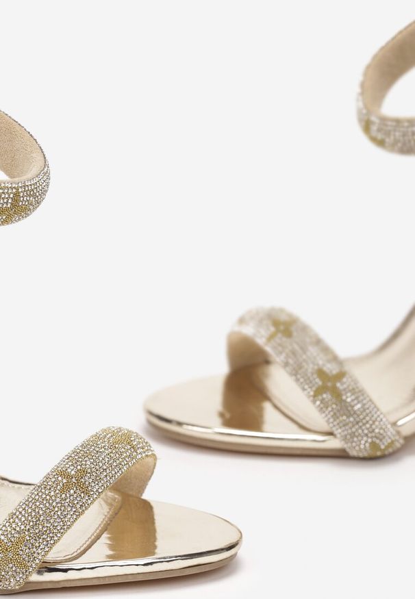 Renee - Złote Sandały Beely. Zapięcie: pasek. Kolor: złoty. Materiał: materiał, lakier. Wzór: aplikacja, paski. Obcas: na obcasie. Styl: elegancki. Wysokość obcasa: średni