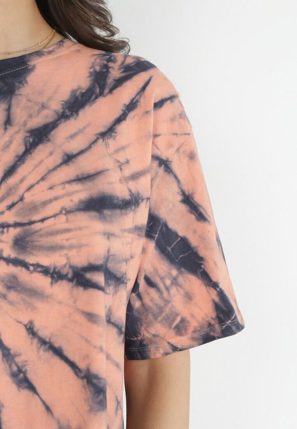 Born2be - Różowy Krótki T-shirt z Nadrukiem Tie-Dye Comara. Kolor: różowy. Długość: krótkie. Wzór: nadruk. Styl: wakacyjny