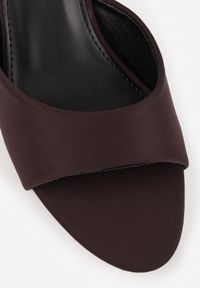 Born2be - Brązowe Klasyczne Klapki na Obcasie Typu Klepsydra z Odkrytym Noskiem Briziana. Okazja: na co dzień, na spotkanie biznesowe. Kolor: brązowy. Sezon: lato. Obcas: na obcasie. Styl: klasyczny. Wysokość obcasa: średni #5