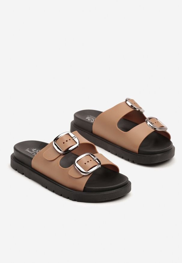 Born2be - Jasnobrązowe Klapki z Dwoma Paskami Nusoloria. Kolor: brązowy. Styl: elegancki
