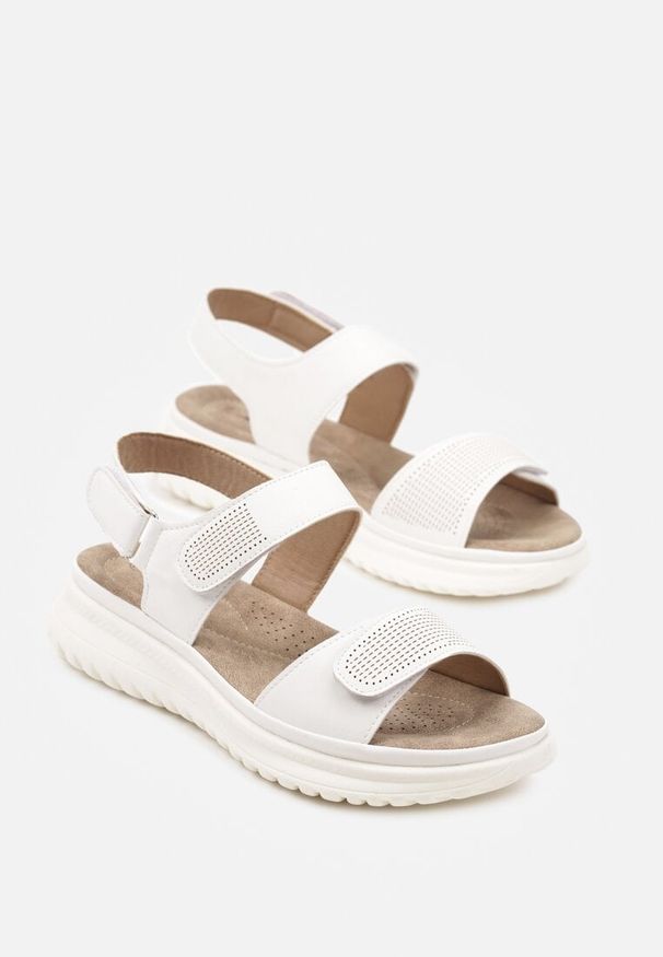 Born2be - Białe Sandały z Ozdobną Perforacją Davillora. Okazja: na co dzień. Kolor: biały. Materiał: jeans. Obcas: na platformie. Styl: casual