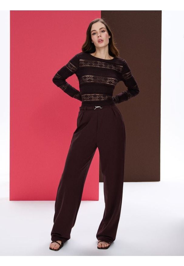 Sinsay - Spodnie wide leg z zakładkami i dekoracyjnym pasem - czerwony. Kolor: czerwony