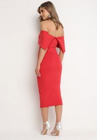 Born2be - Czerwona Klasyczna Dopasowana Sukienka z Wywiniętym Dekoltem Luvlia. Okazja: na randkę, na spacer. Kolor: czerwony. Materiał: tkanina. Wzór: gładki. Typ sukienki: proste. Styl: klasyczny #7