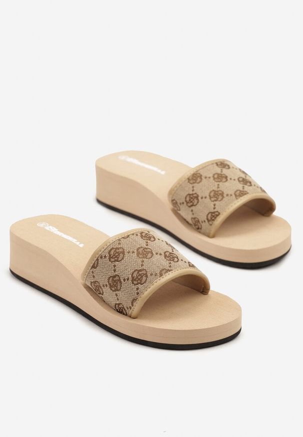 Born2be - Ciemnobeżowe Klapki na Koturnie z Pianki Zdobione Eleganckim Printem Jasalle. Okazja: na co dzień. Nosek buta: otwarty. Kolor: beżowy. Wzór: aplikacja, nadruk. Obcas: na koturnie. Styl: elegancki