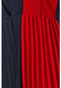 TOMMY HILFIGER - Tommy Hilfiger Sukienka kolor granatowy midi prosta. Okazja: na co dzień. Kolor: niebieski. Długość rękawa: długi rękaw. Typ sukienki: plisowane, proste. Styl: casual. Długość: midi #4
