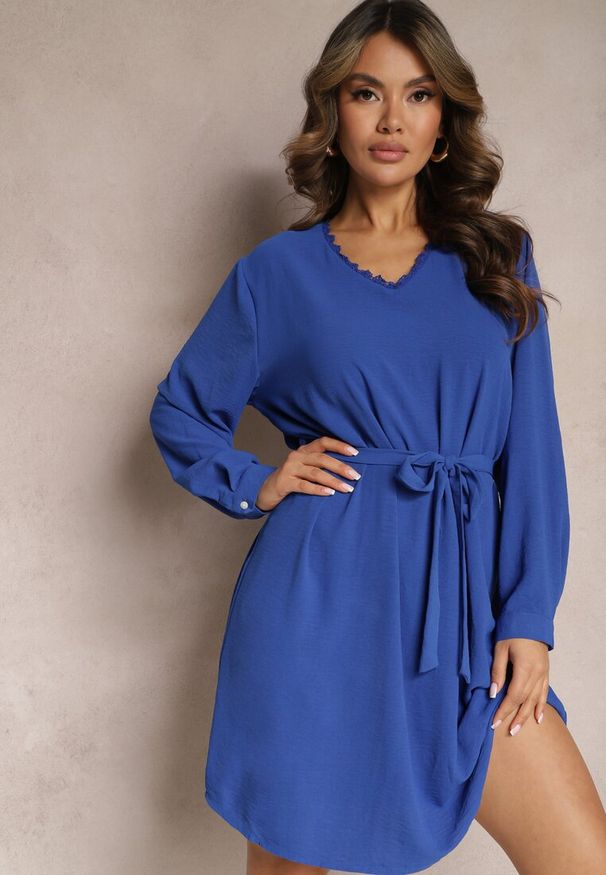 Renee - Granatowa Mini Sukienka Rozkloszowana z Koronkową Aplikacją i Paskiem Ailetras. Kolor: niebieski. Materiał: koronka. Wzór: aplikacja. Długość: mini