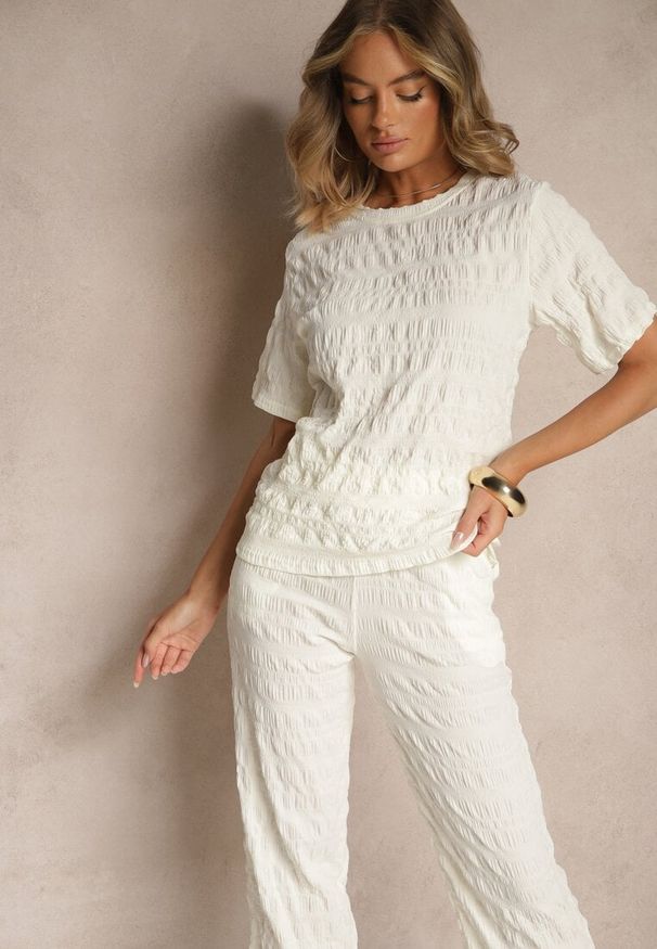 Renee - Biały Casualowy Komplet z Szerokimi Spodniami i T-shirtem Devineva. Kolor: biały. Wzór: aplikacja