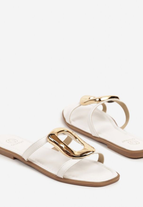 Renee - Białe Klapki Ozdobione Metaliczną Aplikacją Pollivya. Okazja: na co dzień. Kolor: biały. Wzór: aplikacja. Sezon: lato. Styl: casual