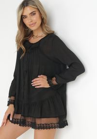 Born2be - Czarna Tunika z Koronkową Falbanką Tunlia. Typ kołnierza: kołnierz z falbankami. Kolor: czarny. Materiał: koronka. Wzór: aplikacja. Styl: elegancki #1