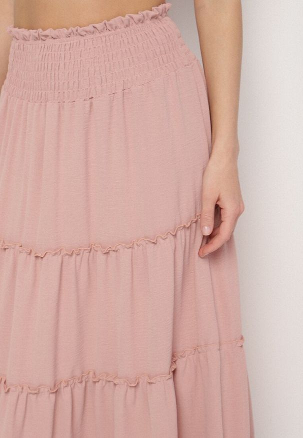 Born2be - Różowa Spódnica o Rozkloszowanym Kroju z Falbankami i Gumką w Talii Dovinala. Okazja: na co dzień. Kolor: różowy. Styl: klasyczny, elegancki, casual