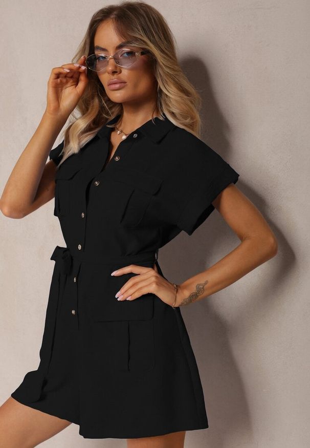 Renee - Czarny Taliowany Kombinezon Wiązany w Pasie Zapinany na Guziki Tenadea. Okazja: na co dzień. Kolor: czarny. Wzór: aplikacja. Styl: elegancki, casual