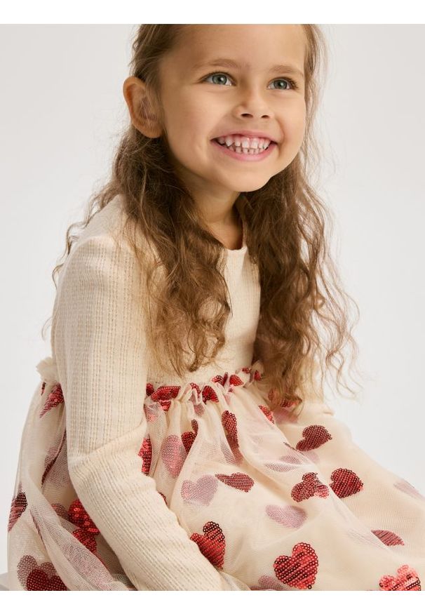 Reserved - Sukienka z cekinową aplikacją - wielobarwny. Materiał: dzianina. Wzór: aplikacja