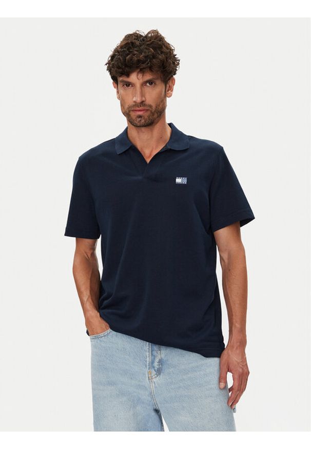 Tommy Jeans Polo Skipper DM0DM21657 Granatowy Regular Fit. Typ kołnierza: polo. Kolor: niebieski. Materiał: bawełna, syntetyk