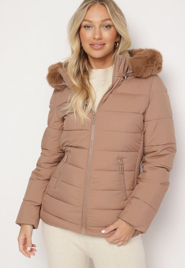 Born2be - Brązowa Pikowana Kurtka o Taliowanym Kroju z Kapturem z Futerkiem Tinessa. Okazja: na spacer, na co dzień. Typ kołnierza: kaptur. Kolor: brązowy. Materiał: futro. Sezon: zima. Styl: casual