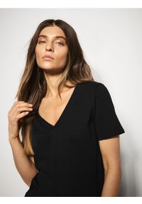 Reserved - T-shirt regular z dekoltem V - czarny. Kolor: czarny. Materiał: dzianina, bawełna