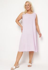 Born2be - Jasnofioletowa Wiskozowa Sukienka o Pudełkowym Fasonie bez Rękawów Pleria. Kolekcja: plus size. Kolor: fioletowy. Materiał: wiskoza. Długość rękawa: bez rękawów. Typ sukienki: dla puszystych. Styl: wizytowy #1