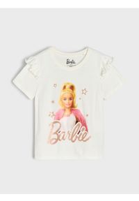 Sinsay - Bawełniana koszulka z nadrukiem Barbie - kremowy. Kolor: kremowy. Materiał: bawełna. Wzór: nadruk #1