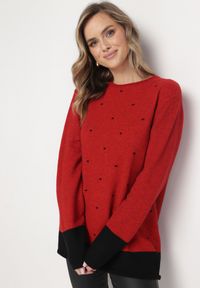 Born2be - Czerwony Luźny Sweter w Kropki Alynnia. Kolor: czerwony. Materiał: tkanina, dzianina. Długość rękawa: długi rękaw. Długość: długie. Wzór: kropki. Styl: klasyczny #4